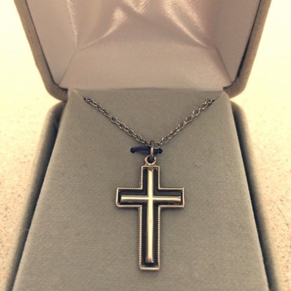 STERLING SILVER CROSS AND CHAIN NECKLACE - Picture 1 of 4